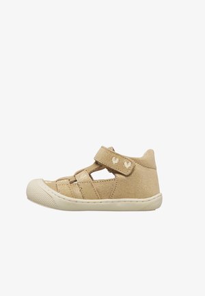 Sandalo per bambino beige con punta chiusa in gomma, tre cinturini e chiusura in Velcro con due piccole decorazioni a forma di cuore.