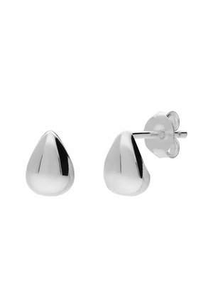 Petites boucles d'oreilles clous en argent poli en forme de goutte avec fermoirs papillon présentées sur fond blanc.