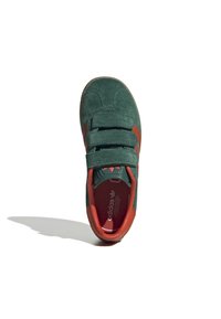 adidas Originals GAZELLE UNISEX - Trainers - collegiate green/preloved red/gum 3