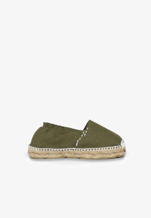 Espadrille de lona verde con suela de cuerda natural, punta redondeada, detalles de costura blanca y parte superior de tela suave. Diseño ligero y casual.