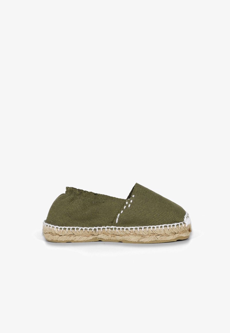 Espadrilles in tela verde con suola in corda naturale, punta arrotondata, dettagli in cucitura bianca e parte superiore in tessuto morbido. Design leggero e casual.