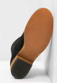 Pier One Šněrovací kotníkové boty - black