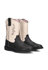 Zwarte en crème cowboylaarzen van leer, met decoratieve stitching, een zijhandvat, een gestructureerde afwerking en een platte rubberen zool.