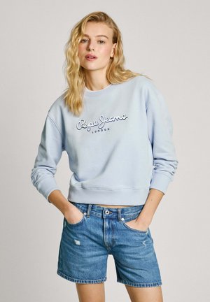 Felpa blu chiaro con maniche a polsino e logo "Pepe Jeans London" in colori a contrasto, abbinata a pantaloni corti in denim con tasche.