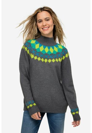 Grauer Strickpullover mit hohem Kragen und bunten geometrischen Mustern in Blau und Grün an den Schultern und Ärmeln.