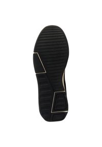 Suola di scarpa in gomma nera con motivo del battistrada, caratterizzata da una superficie texturizzata e sezioni geometriche ben distinte. Accentuata da un bordo chiaro.