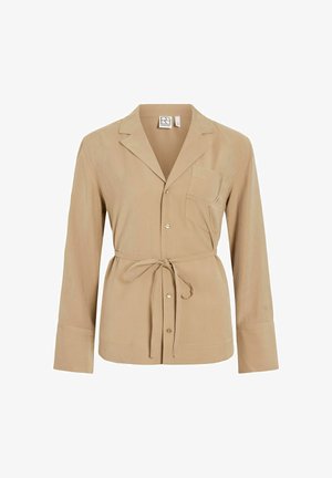 Chemise beige à manches longues avec boutons, poche poitrine, col cranté et ceinture en tissu nouée à la taille.