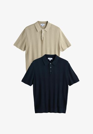 Két rövid ujjú kötött póló texturált függőleges csíkokkal, az egyik bézs, a másik fekete, fehér háttéren elhelyezve.