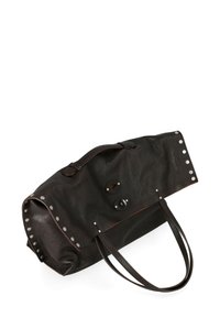 Borsa a spalla nera in pelle con due manici, caratterizzata da borchie argentate lungo i bordi e hardware decorativo sul pannello frontale.