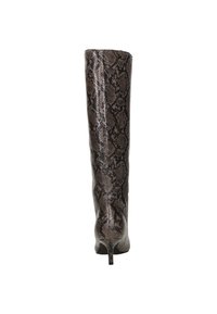 Kniehoge, spitse laarzen in een bruine slangenprint, met een slanke hak en een soepele, gestructureerde oppervlakte.