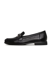 Zwarte leren moccasinschoen met een gladde textuur, een ronde neus en een decoratieve gespaccents op de bovenkant. Lage, platte hak.