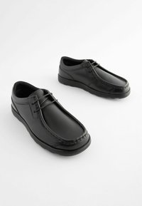 Chaussures en cuir noir avec un embout arrondi, design à lacets, détails cousus sur le devant et semelle en caoutchouc. Texture lisse sur l'ensemble.