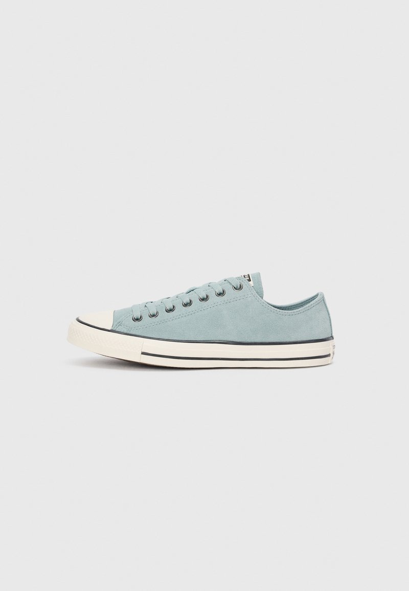 Gaiši zils auduma sneakers ar noapaļotu purngalu, baltu gumijas zoli un melnajiem akcentu svītrām. Aprīkots ar sešām metāla caurulēm šņorēm.