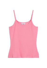 Rosa geripptes Tanktop mit dünnen Trägern, taillierter Passform, weicher Textur und einem Etikett an der Seite. Geeignet für Freizeitkleidung.