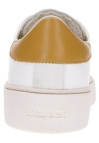 Sneaker bassa bianca con un morbido tab in pelle color testa di moro, linguetta strutturata e suola in gomma con loghi in rilievo.