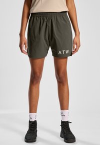 Olijfgroene shorts van lichtgewicht stof, met een elastische tailleband en het 'ATW' logo in het wit op het linkerbeen.