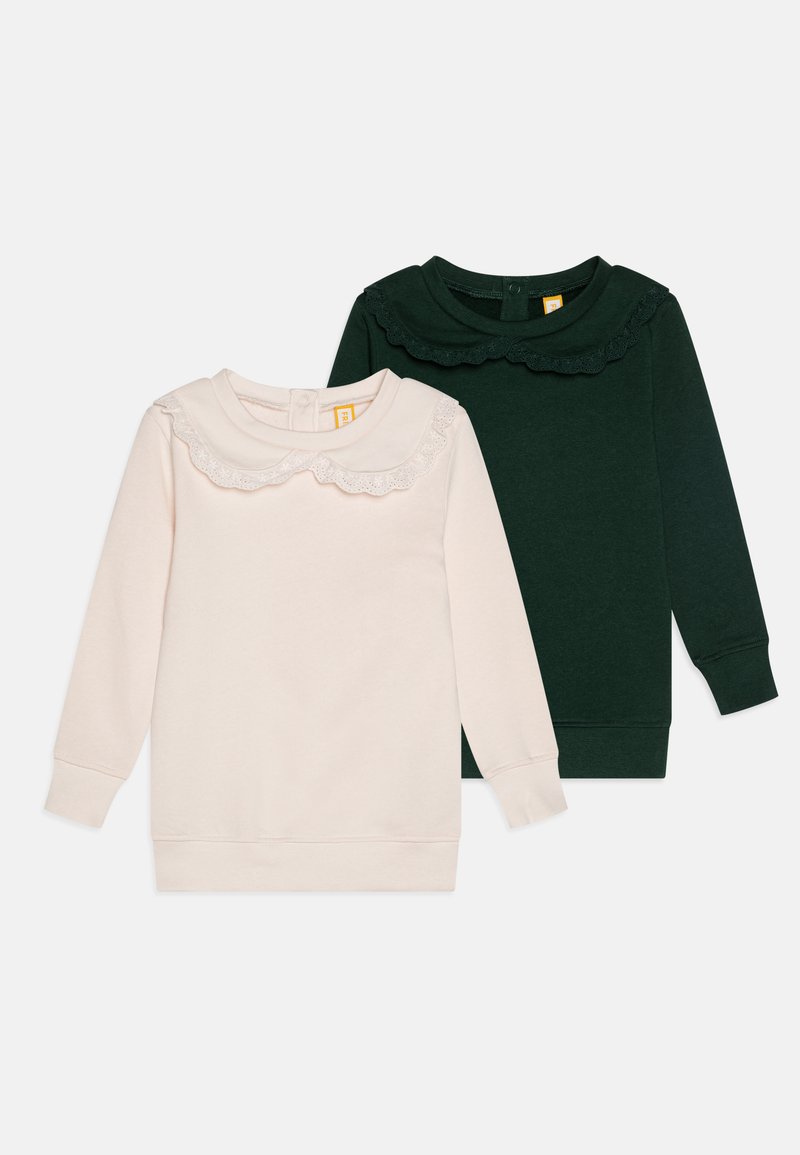 Un paio di felpe a maniche lunghe, una in rosa chiaro con un colletto in pizzo, l'altra in verde scuro con un design del colletto abbinato.