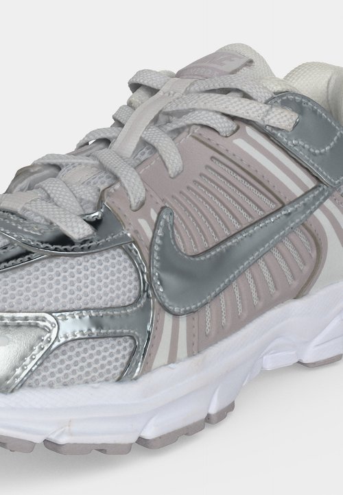 Nike VOMERO 5 BP UNISEX - Zapatillas - vast grey/metallic silver-coloured/silver-coloured lilac/white — photo 7