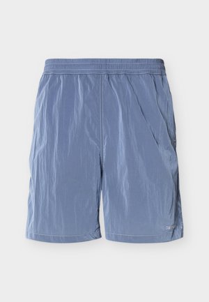 Ανοιχτό μπλε ανδρικό casual σορτς με ελαστική μέση, πλαϊνές τσέπες, διακριτικό ράψιμο και μικρό λογότυπο στο κάτω αριστερό πόδι.