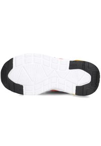 Suola in gomma nera con un midsole bianco caratterizzato da un motivo testurizzato. Accenti di arancione e giallo vicino al tallone, che offrono un design sportivo.