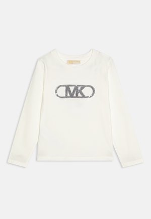 Witte lange mouwen t-shirt gemaakt van zachte katoen, met een glanzend zilveren strass "MK" logo aan de voorkant, gecentreerd binnen een ovale omtrek.