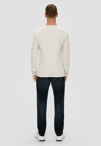 QS MIT MUSTERSTRUKTUR - Strickpullover - wollweiß