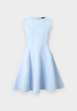Robe trapèze sans manches bleu clair avec des détails de coutures verticales et un col rond, présentée sur un fond uni clair.