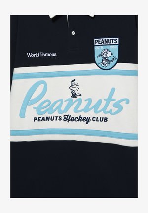 Marinblå pikétröja med en vit och ljusblå horisontell rand. Har texten "Peanuts Hockey Club" och en broderad Snoopy-logotyp.