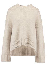 Pull-over en maille beige clair, avec un col arrondi, épaules tombantes, ourlet côtelé et silhouette asymétrique avec une texture douce.