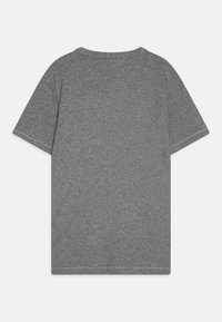 Szara koszulka z krótkim rękawem wykonana z miękkiej tkaniny. Posiada okrągły dekolt i surowe wykończenie. Gładka faktura bez widocznych grafik i wzorów.