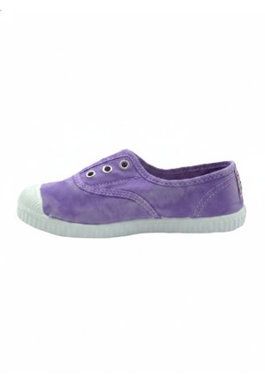 Sneaker viola in tela slip-on con suola e puntale in gomma bianca, con occhielli in metallo senza lacci.