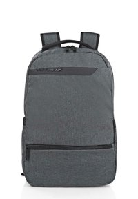 Mochila gris con un tejido texturizado, un asa en la parte superior, correas acolchadas y un bolsillo frontal con cremallera para almacenamiento adicional.
