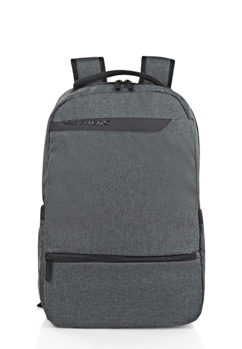 Mochila gris con un tejido texturizado, un asa en la parte superior, correas acolchadas y un bolsillo frontal con cremallera para almacenamiento adicional.