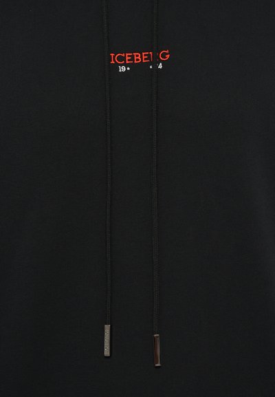 Haut à capuche noir avec logo rouge "ICEBERG" et l'année 1994 en dessous. Comprend des cordons avec des embouts en métal et une texture en coton lisse.