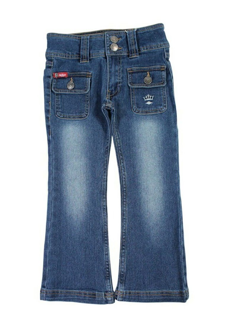 Jean en denim bleu moyen avec un design à jambe évasée, comprenant deux poches avant, des fermetures à boutons, et un logo couronne sur la poche arrière.