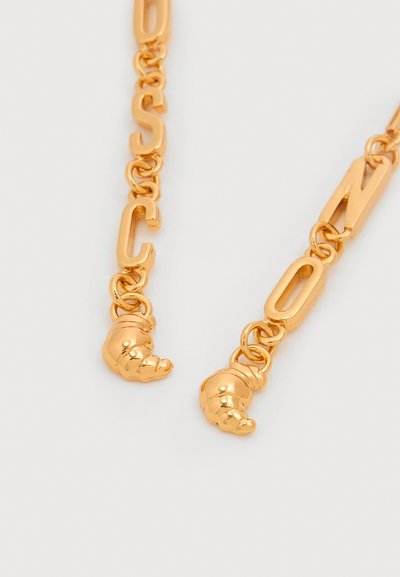 Colier cu lanț auriu, cu talismane sub formă de litere care formează cuvântul "DISCO" și accente decorative în formă de croissant la fiecare capăt.
