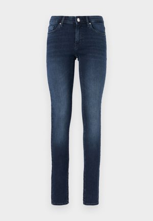 Jeans skinny azul oscuro de mezclilla, con un clásico diseño de cinco bolsillos, cierre de botón y un ligero desgaste en los muslos.