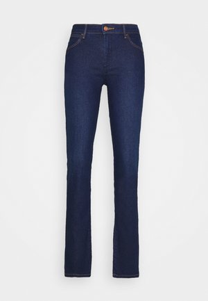 Jean denim bleu foncé à coupe droite avec poches avant et fermeture par bouton sur un fond uni clair.
