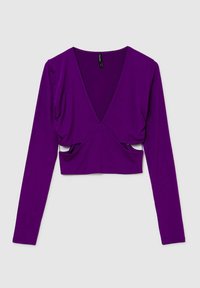 Crop top lungo viola a maniche lunghe con scollatura a V profonda, dettagli arricciati sulle spalle e accenti a taglio sui lati. Tessuto morbido.