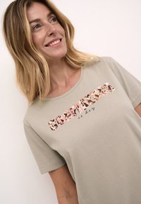 Cream VELIE   - Apdrukāts T-krekls - blush watercolor confidence