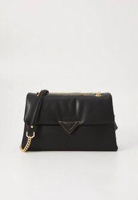 Geantă de mână din piele neagră cu clapetă pliabilă, curea cu lanț auriu și un accent triunghiular în față. Textură netedă. Design compact.