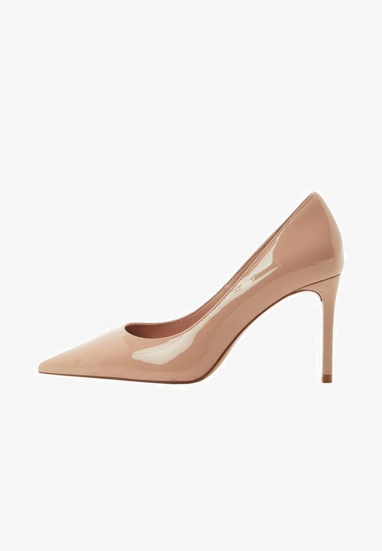 Escarpin à talon haut en cuir verni couleur nude, avec un bout pointu, une silhouette élégante et un talon aiguille, présentant une texture lisse et brillante.