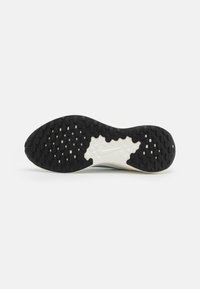 Nike Performance REVOLUTION 7 - Utcai futócipők - white/metallic silver/sail/black
