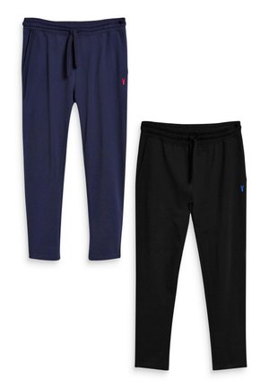 Două perechi de pantaloni sport: una albastră închisă cu un logo roșu și una neagră cu un logo albastru. Ambele au o talie elastică și buzunare.