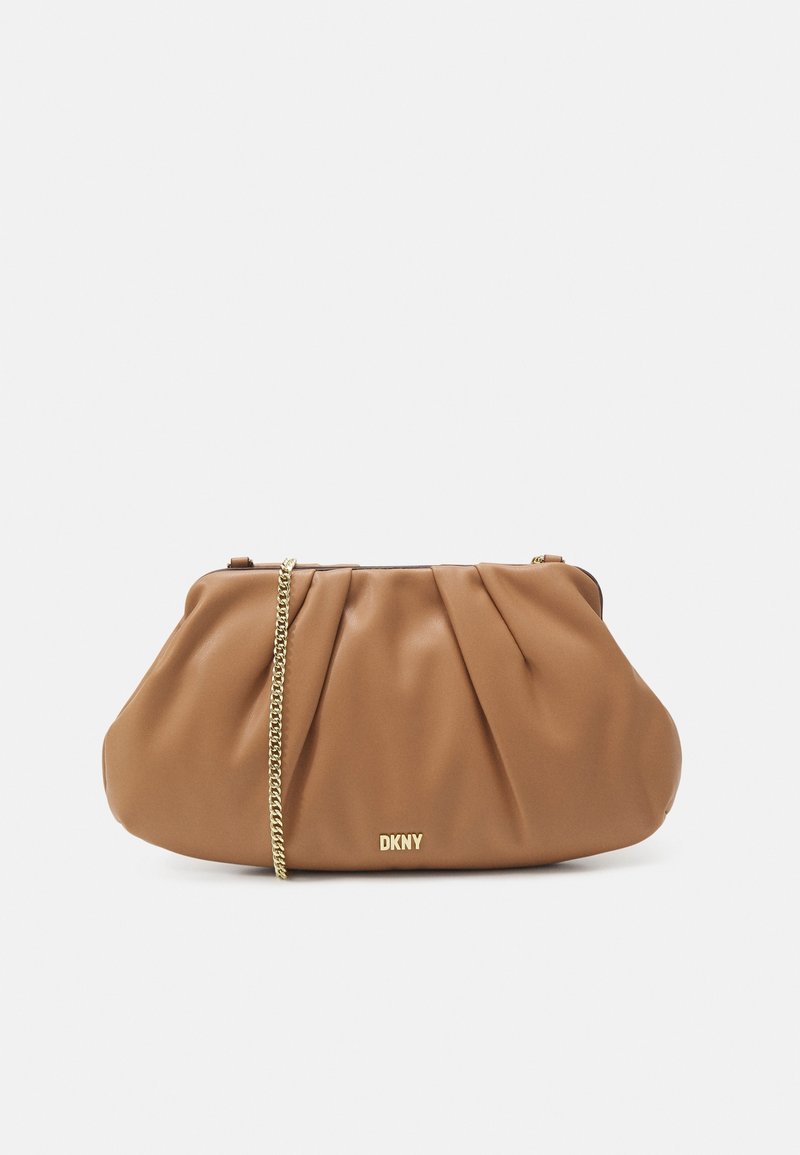 Sac à main en cuir marron avec un design plissé, une bandoulière chaîne dorée et le logo DKNY sur le devant. Texture lisse et forme semblable à une pochette.