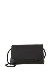 Clutch in pelle nera con chiusura a pattina, design snello e tracolla regolabile. Presenta cuciture sottili e una finitura texturizzata.