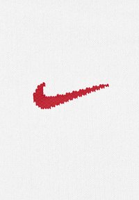 Logo Swoosh rosso di Nike su tessuto bianco testurizzato, con un motivo a cucitura dai dettagli sottili, che crea un'apparenza di superficie liscia.
