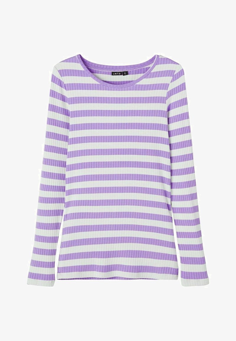 Chemise à manches longues côtelée avec des rayures horizontales lavande et blanches, dotée d'un col rond et d'une coupe près du corps.