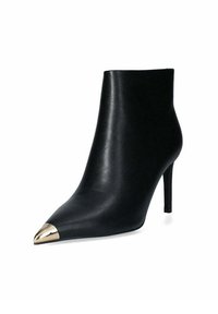 Stivaletto in pelle nera con punta affusolata e cappuccio metallico dorato. Presenta un design elegante e un alto tacco a spillo.