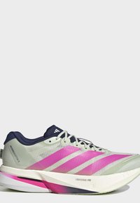 Chaussure de running avec une tige en mesh gris clair, une doublure marine, trois bandes roses, et une semelle blanche étiquetée Lightstrike Pro et Adizero Boston 13.